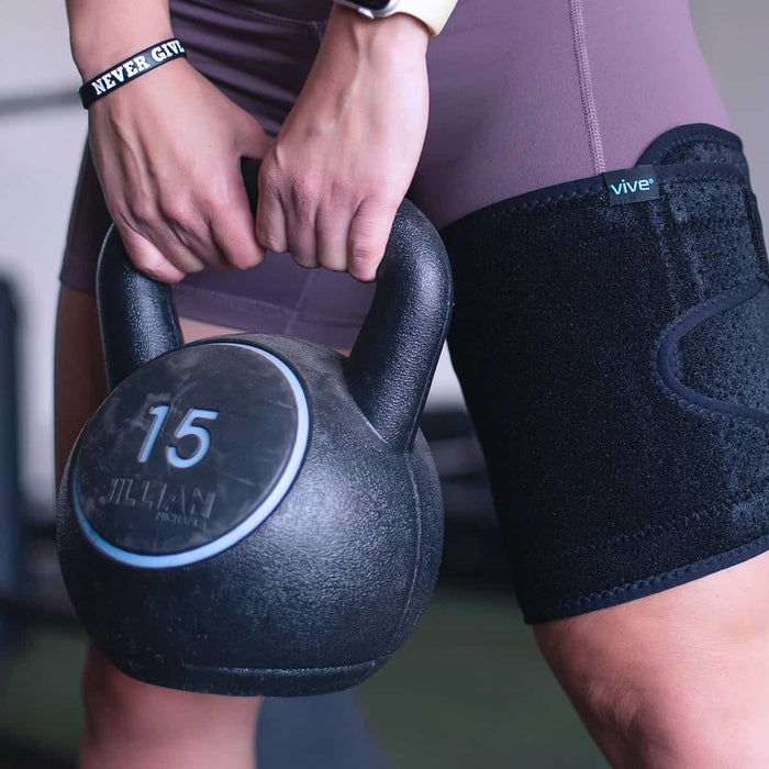 Lifting wearing thigh brace