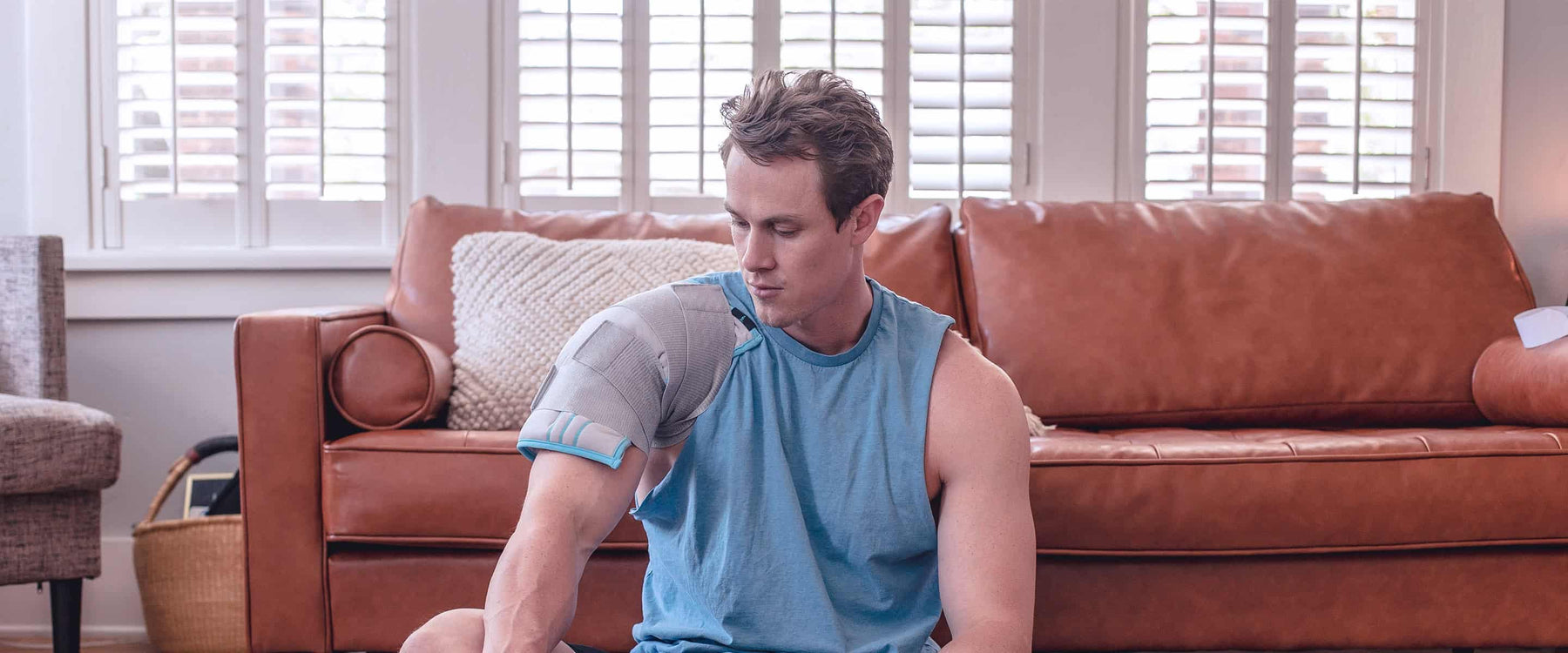 Man shoulder ice wrap