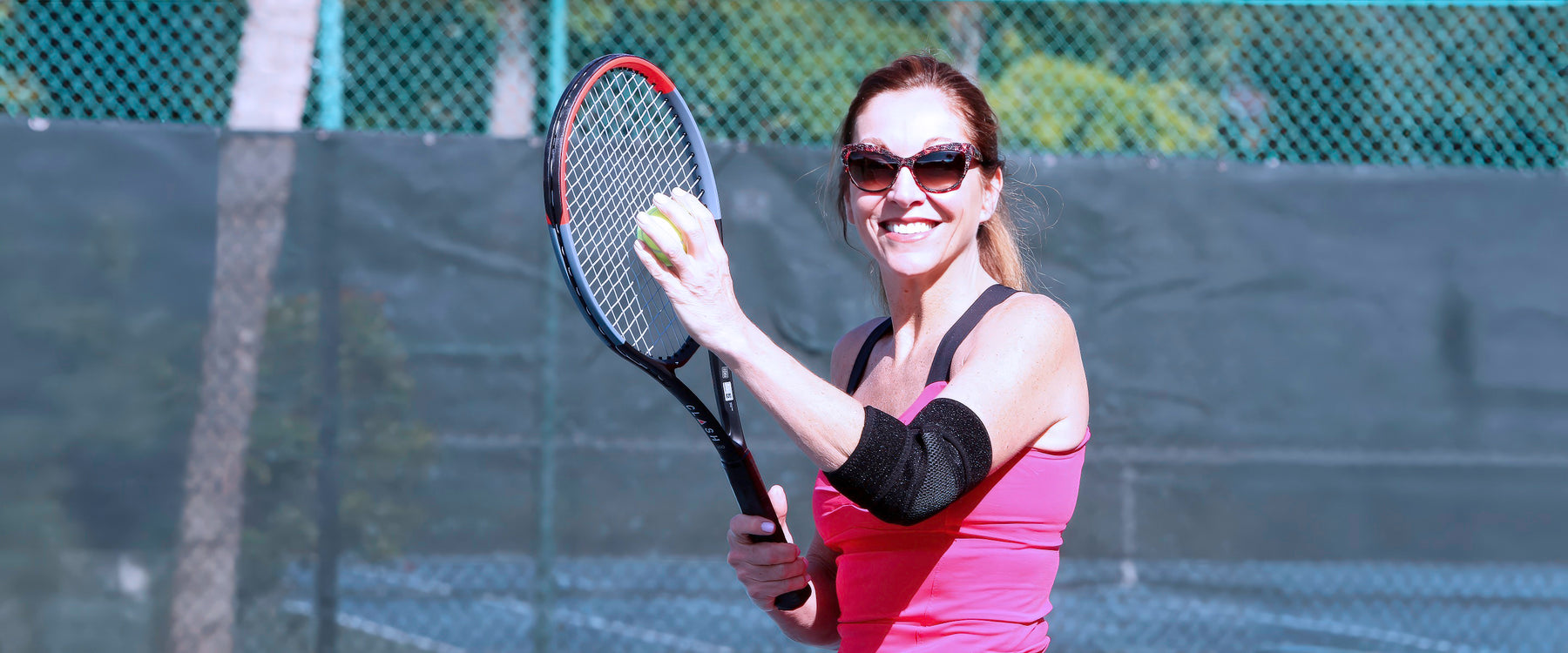 woman playing tennis