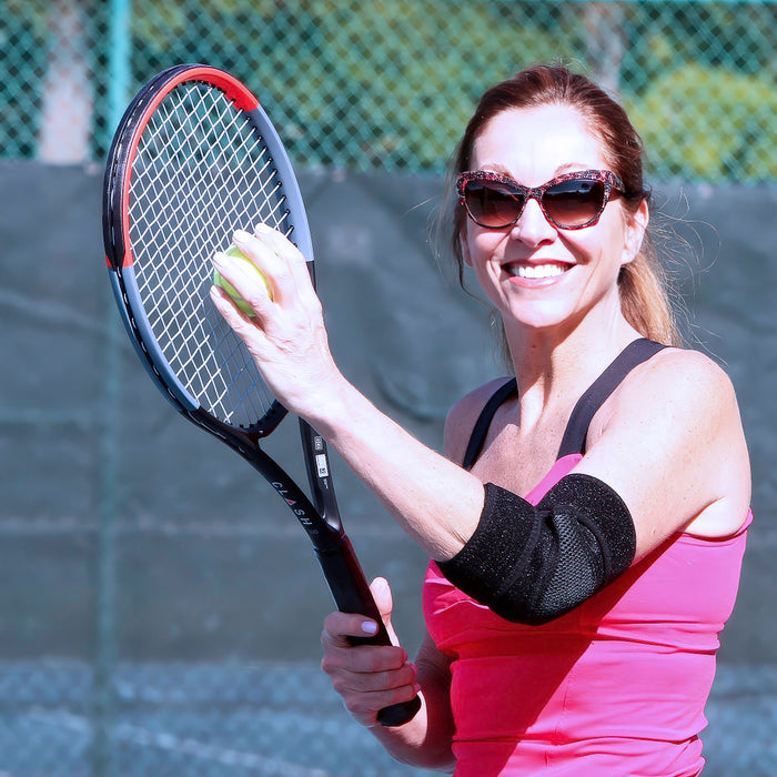 woman playing tennis