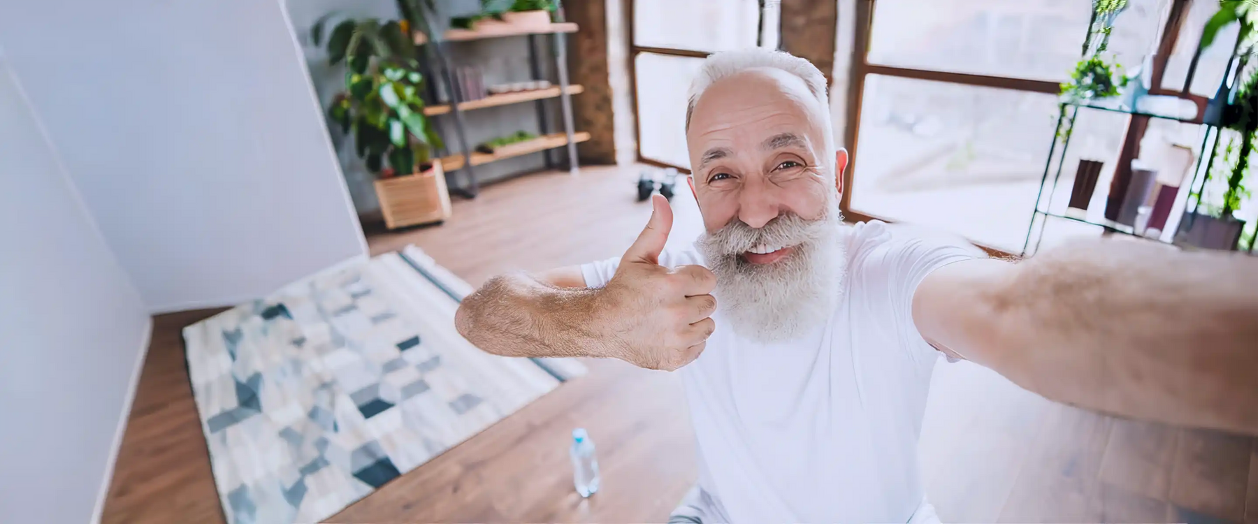 rey-haired-retired-pensioner-smile-show-thumb-up-wear-sportswear-indoors-in-house